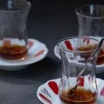 Çay ve kahveden kararmış bardakları çöpe atmayın! Kimyasalsız temizleme