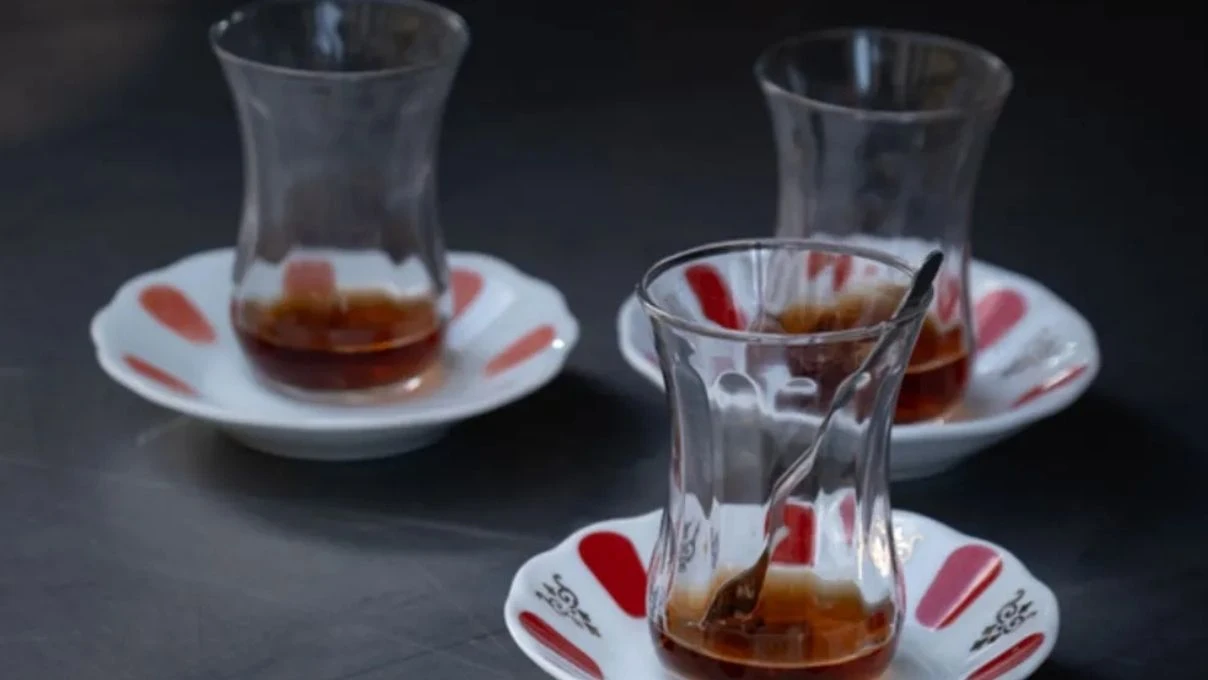 Çay ve kahveden kararmış bardakları çöpe atmayın! Kimyasalsız temizleme