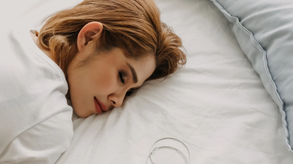 Sakın makyajınızı silmeden yatmayın! Makyajlı uyumanın akla hayale gelmeyen 7 zararı 2 Adsiz tasarim 8 71