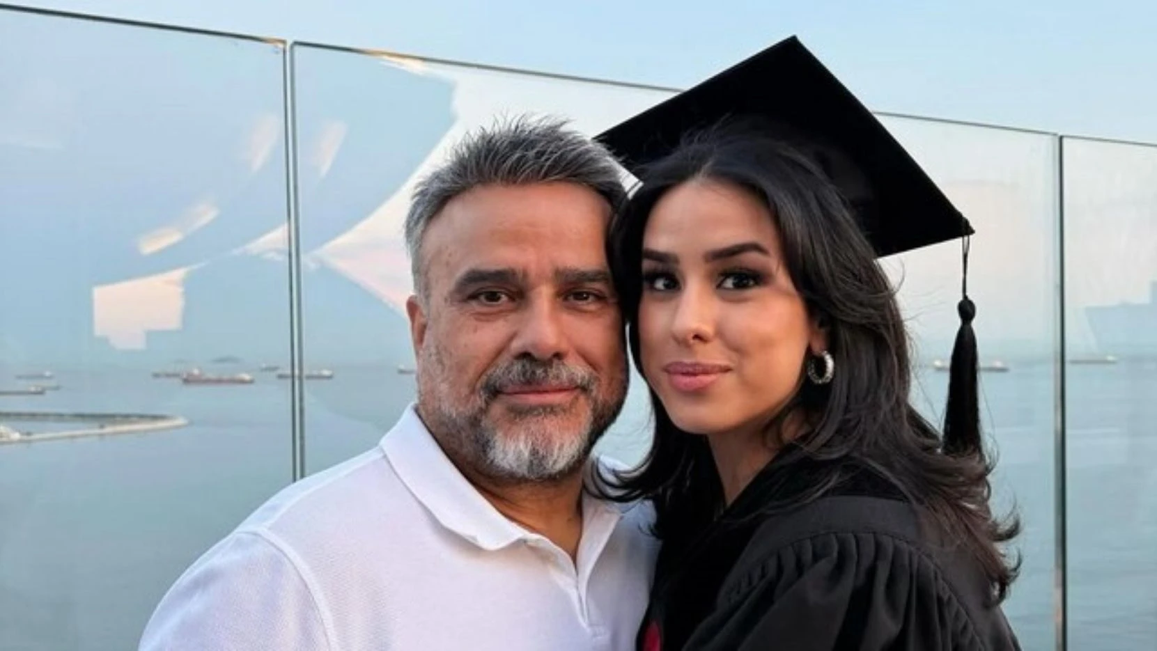 Ünlü şarkıcı Bülent Serttaş’ın kızı Miray üniversiteden mezun oldu! “Seninle her zaman gurur duyacağım”