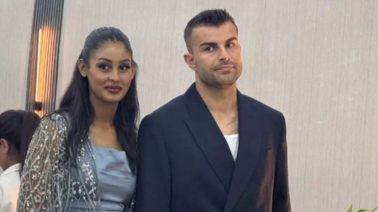 Zara Bardakcı eşi Abdülkerim Bardakcı’yı tribünden takip etti! Güzelliği sosyal medyayı salladı!