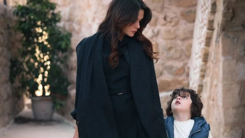 Esra Bilgiç gitti yerine Sinem Ünsal geldi 