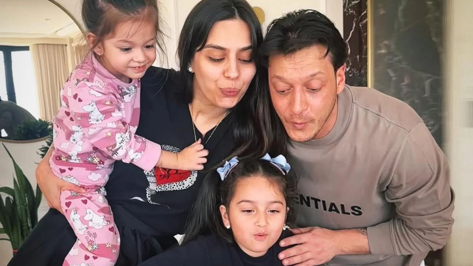 Ailecek kutladilar Mesut Ozilin esi Amine Gulse Ozil 32 yasina girdi