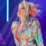 Ajda Pekkan sahneyi terk etti Nedeni seyirciyi soke etti