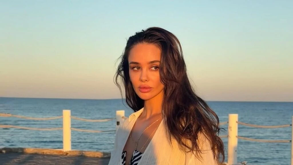 Akasya Duraginin Dileki Pelin Sonmez guzelligiyle meydan okuyor