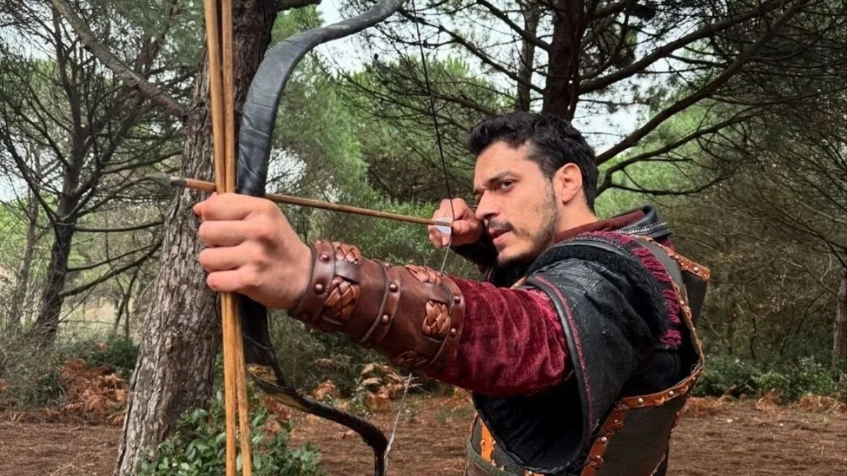 Ali Önsöz ABİ dizisinin oyuncu kadrosuna dahil oldu! Fikret rolüyle ekranlara dönüyor 5 Ali Önsöz ABİ dizisinin oyuncu kadrosuna dahil oldu! Fikret rolüyle ekranlara dönüyor