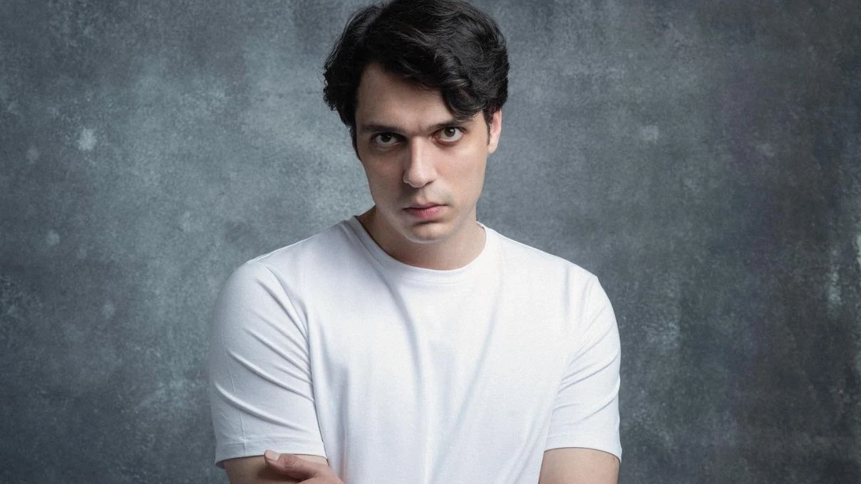 Ali Önsöz ABİ dizisinin oyuncu kadrosuna dahil oldu! Fikret rolüyle ekranlara dönüyor 4 Ali Önsöz ABİ dizisinin oyuncu kadrosuna dahil oldu! Fikret rolüyle ekranlara dönüyor