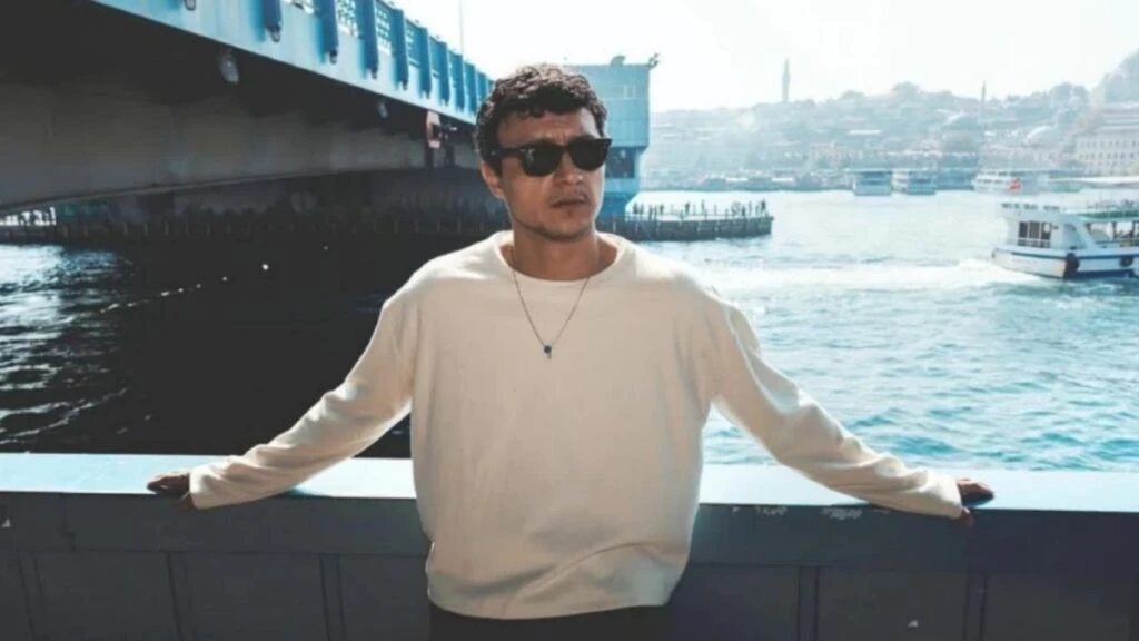 Uzak Şehir dizisinin yıldız ismi Alper Çankaya oynadığı karakter hakkında konuştu! “Şahin’le ayrı dünyaların insanlarıyız” 