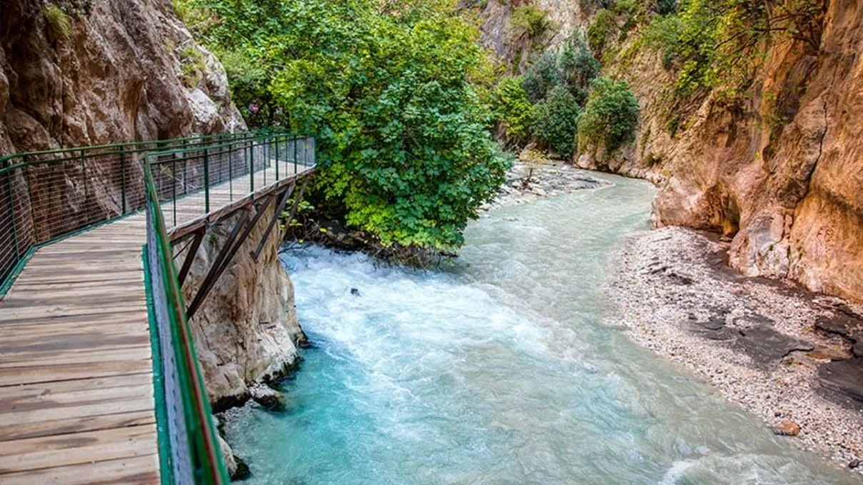 Antalya Saklikent bolgesinde akarsu arasinda serinligin keyfini cikarin