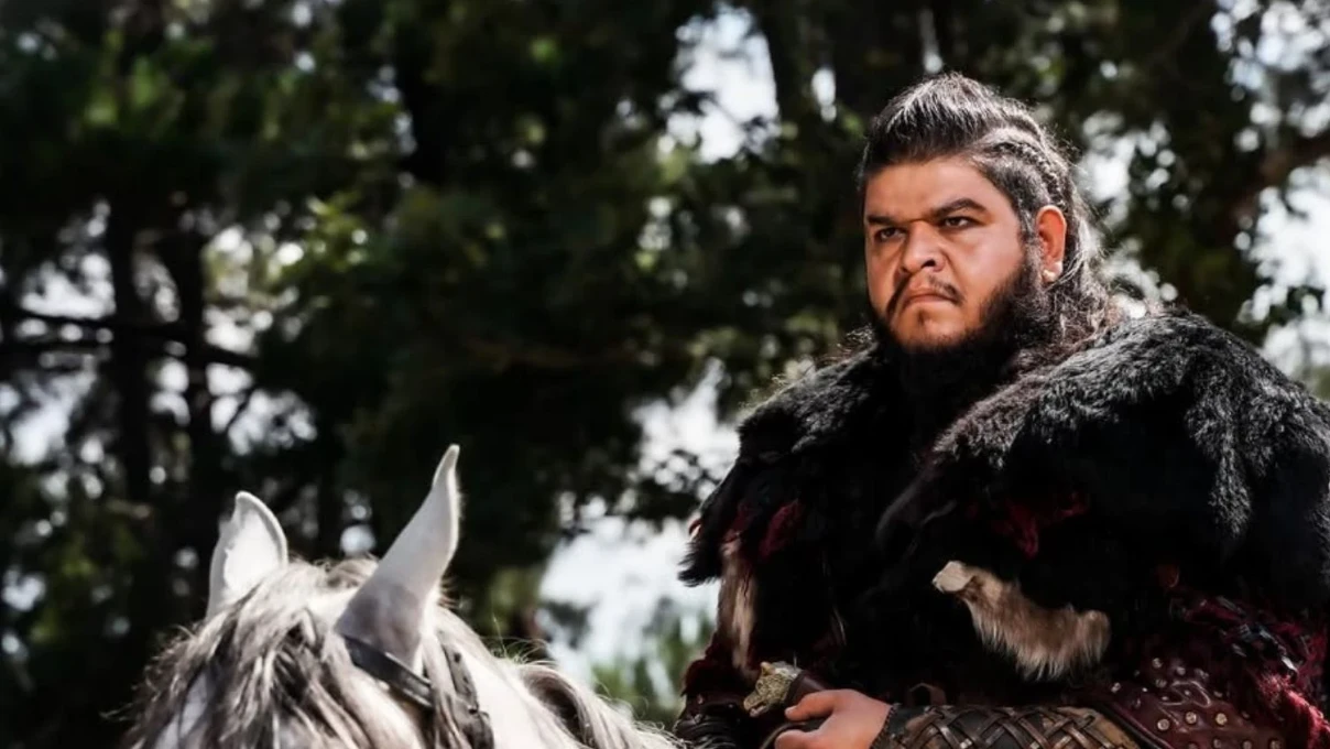 Burak Şafak'tan şaşırtan aşk itirafı! Uzak Şehir'in Kadir'i kiminle sevgili 8 Asli 2025 11 29T160759.603