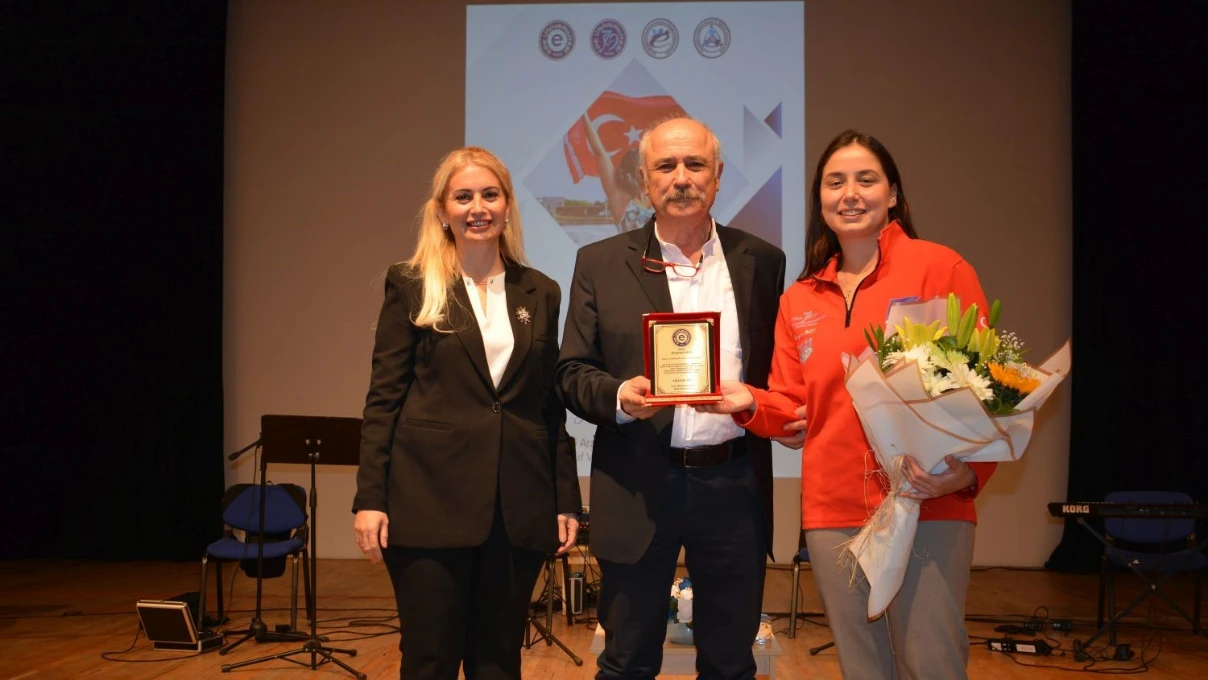 Bengisu Avcı başarı hikayesini hayran bıraktı! Egeli mezunlar ve öğrenciler aynı çatı altında 4 Asli 2025 12 11T111932.378