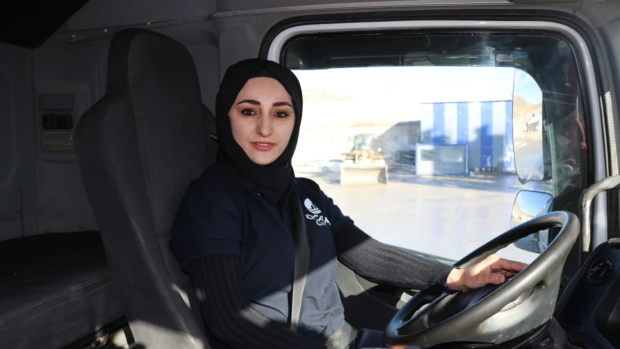 Rabia Demir önyargıları yıkarak hayalini gerçekleştiriyor! Sivas'ın ilk silobas şoförü 4 Asli 2025 12 11T134700.139