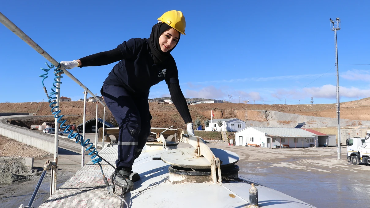 Rabia Demir önyargıları yıkarak hayalini gerçekleştiriyor! Sivas'ın ilk silobas şoförü 7 Asli 2025 12 11T134814.011