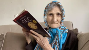 Sema Kol’un azmi hayran bıraktı! Kitap okuyor,örgü örüyor ve çocuklara umut oluyor