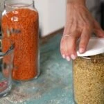 Bakliyatlarinizdaki kelebeklenmeyi onleyecek Kavanozlari kibritle yakin