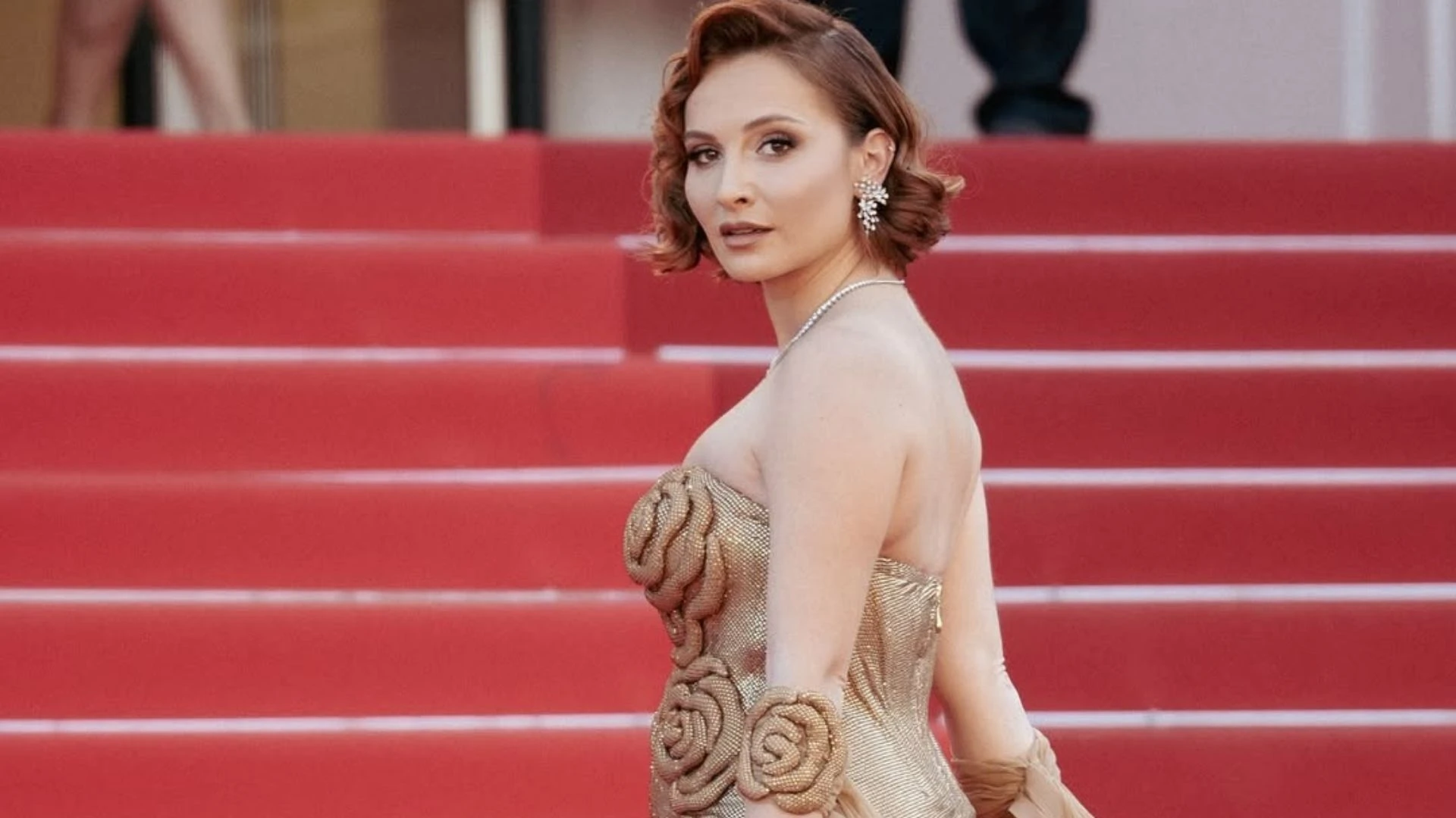 Basak Gumulcinelioglundan annelik surprizi Cannes kirmizi halisindaki ilk Turk bebek