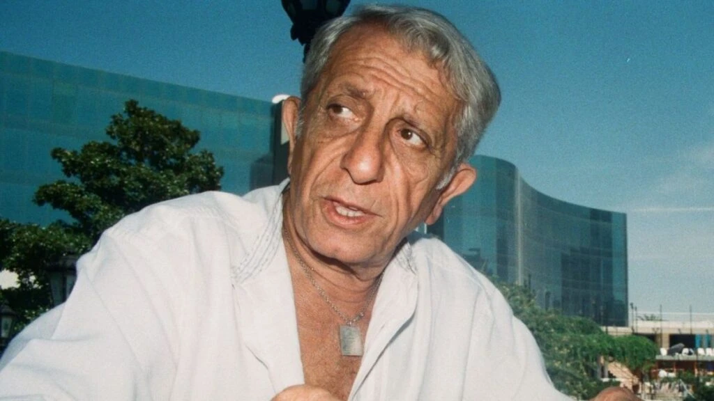 Behzat Uygur nostaljik paylaşımıyla 50 yıl önceye götürdü! Aynı yolda babası Nejat Uygur’un pozunu verdi