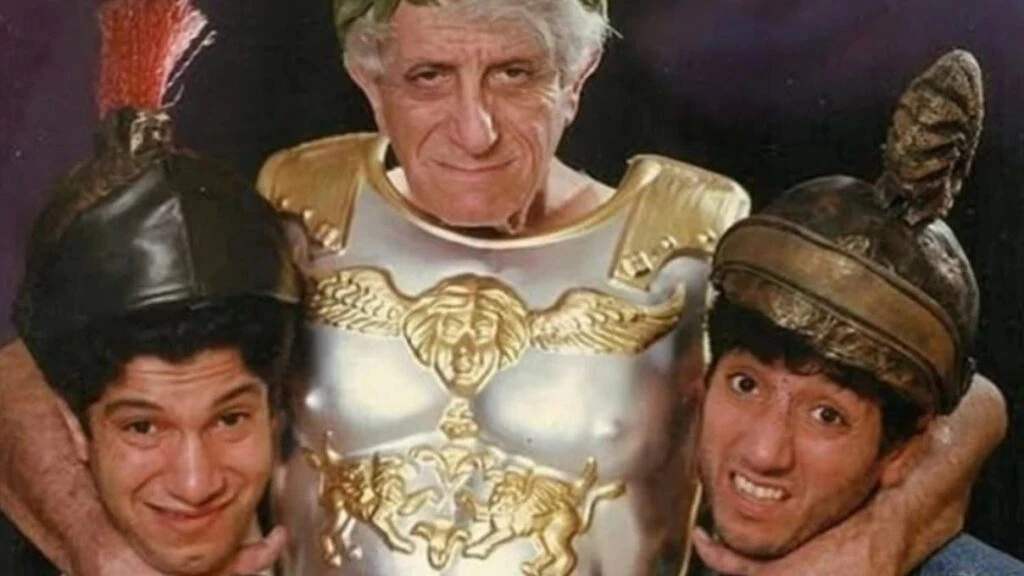 Behzat Uygur nostaljik paylaşımıyla 50 yıl önceye götürdü! Aynı yolda babası Nejat Uygur’un pozunu verdi