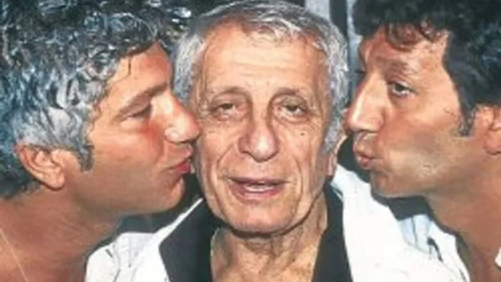 Behzat Uygur nostaljik paylaşımıyla 50 yıl önceye götürdü! Aynı yolda babası Nejat Uygur’un pozunu verdi