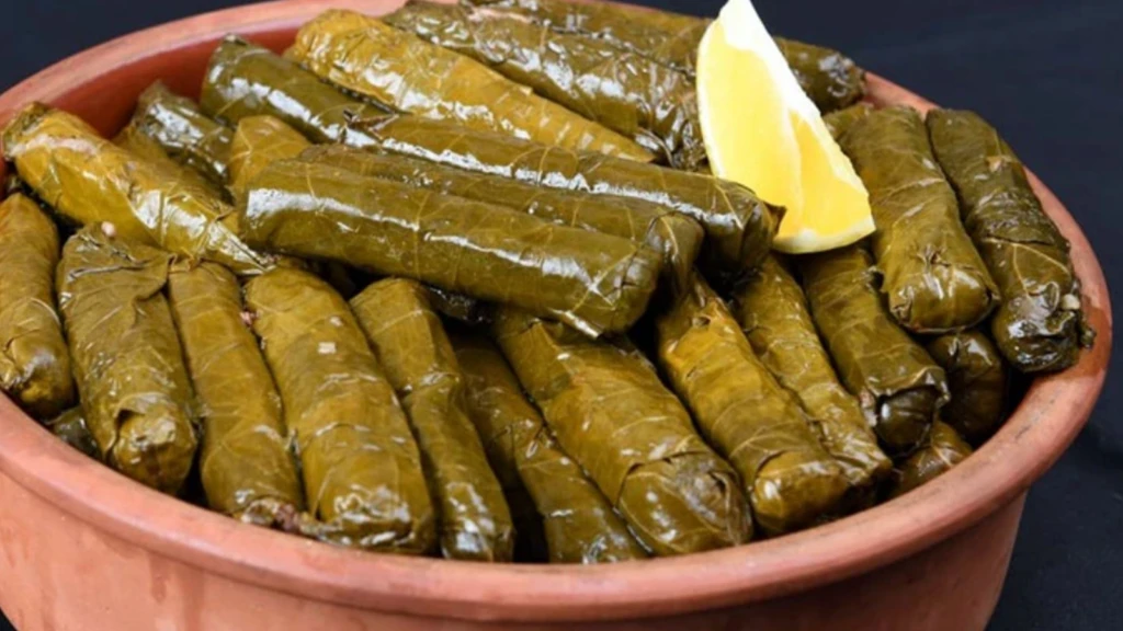Bu lezzet icin konu komsu kapiniza gelecek Zeytinyagli sarma tarifi