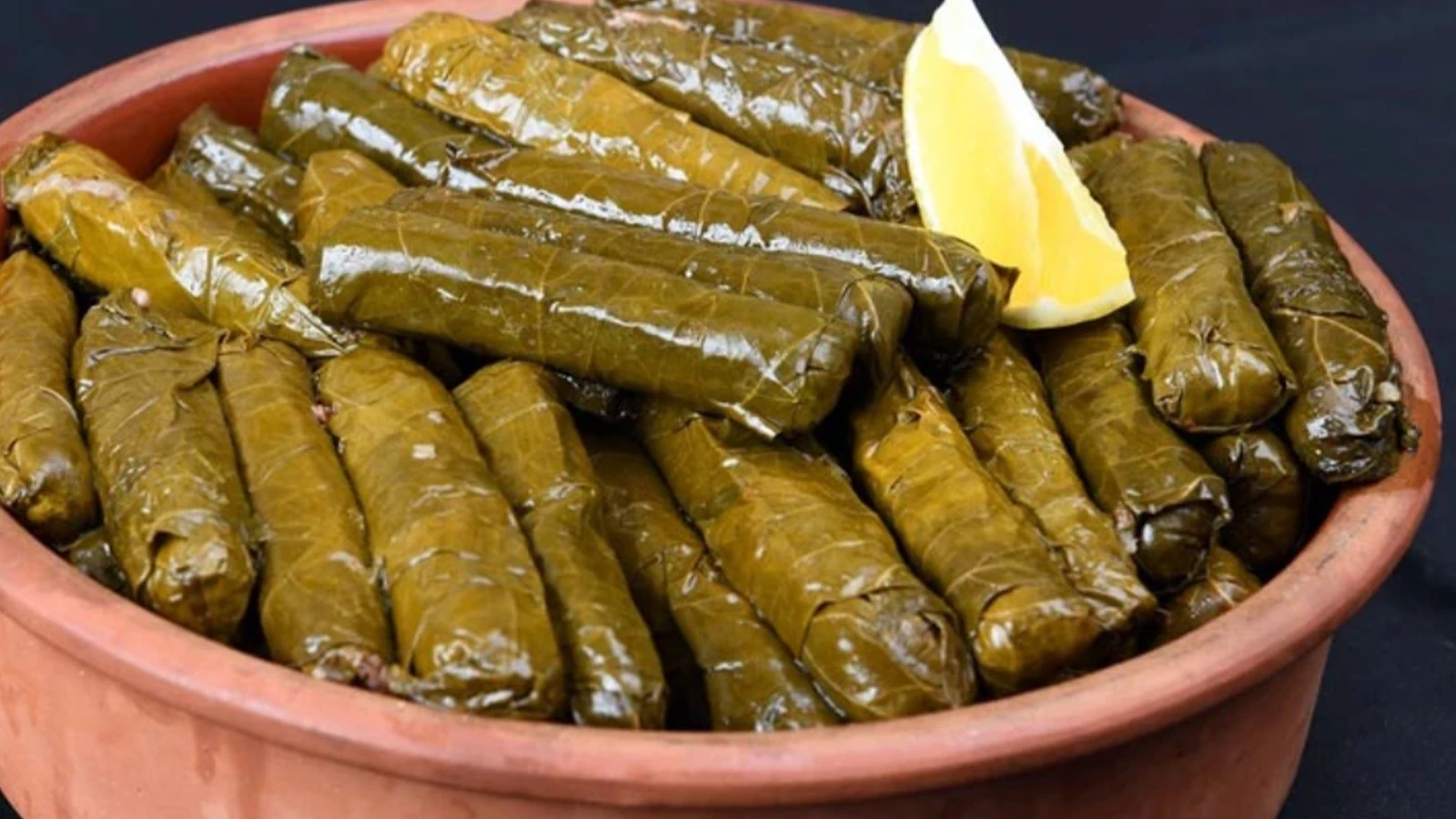 Bu lezzet icin konu komsu kapiniza gelecek Zeytinyagli sarma tarifi