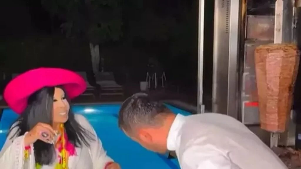 Bülent Ersoy’un havuz başında döner keyfi gündem oldu! Ankara’dan özel olarak getirtti 