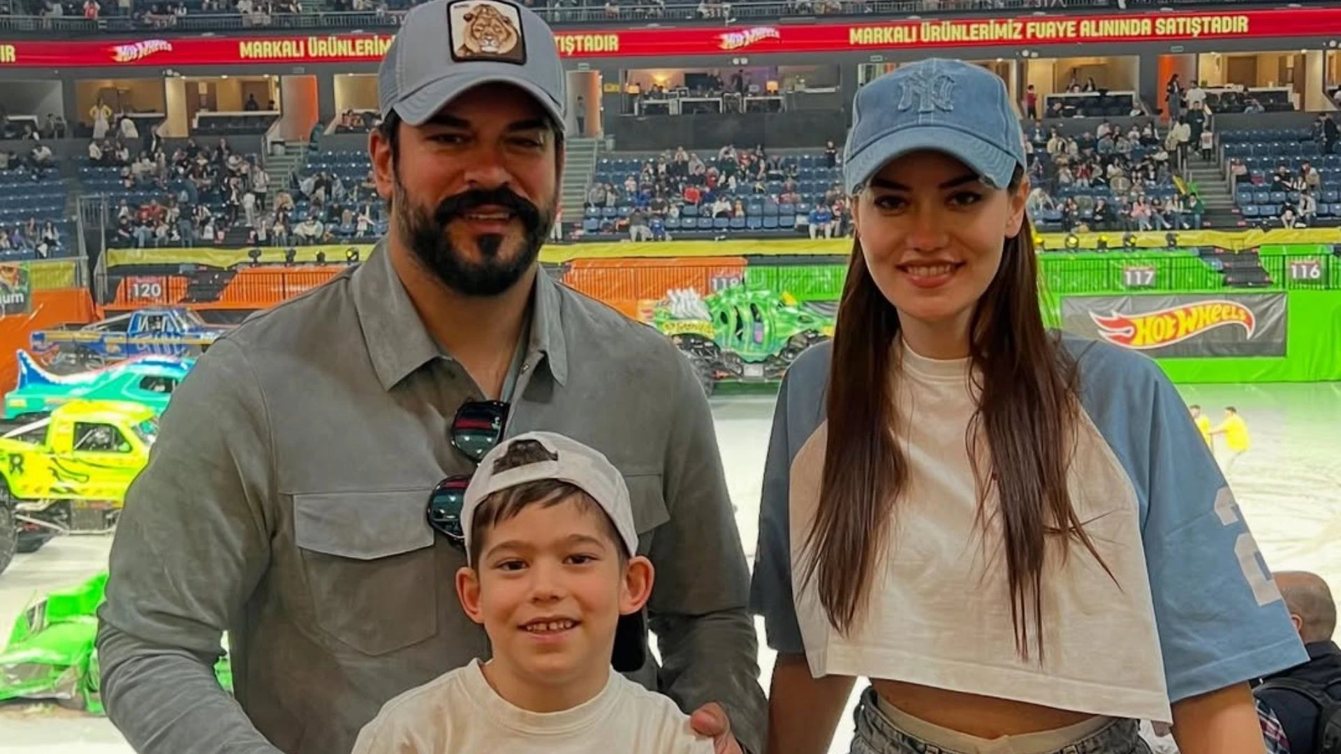 Burak Ozcivit ve esi Fahriye Evcen ogullari Karan ile etkinlige katildilar Canavar Kamyonlar gosterisini izlediler