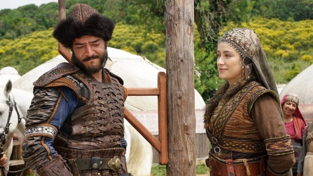 Kuruluş Osman dizisinin çifti Buse Arslan ve Çağrı Şensoy'dan yaz pozları! Minik kızlarıyla beraber