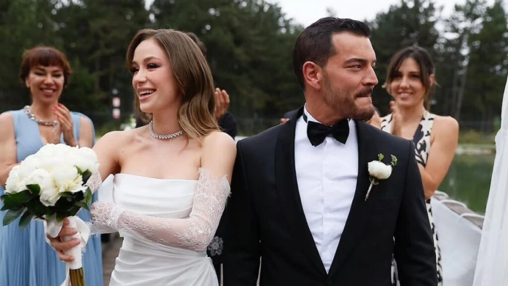 Kuruluş Osman dizisinin çifti Buse Arslan ve Çağrı Şensoy'dan yaz pozları! Minik kızlarıyla beraber
