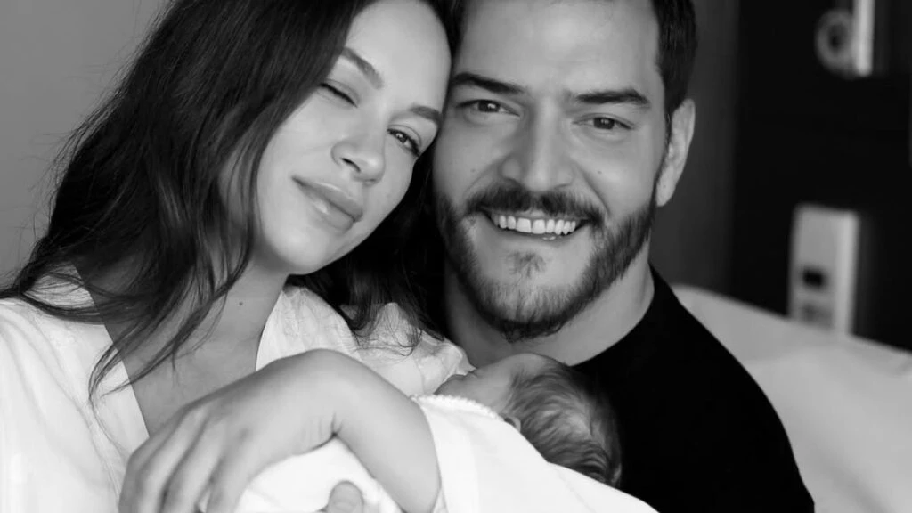 Kuruluş Osman dizisinin çifti Buse Arslan ve Çağrı Şensoy'dan yaz pozları! Minik kızlarıyla beraber