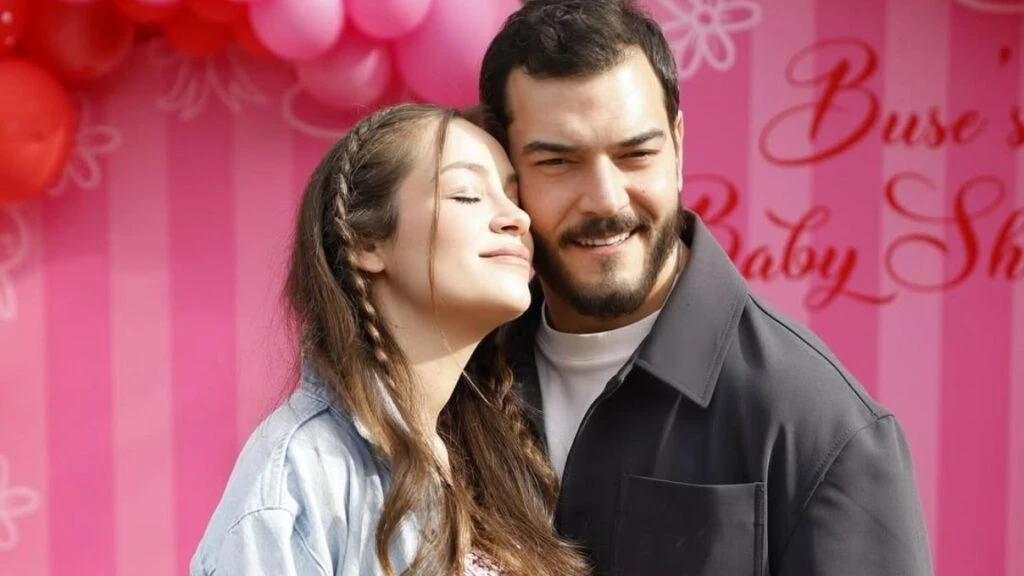 Kuruluş Osman dizisinin çifti Buse Arslan ve Çağrı Şensoy'dan yaz pozları! Minik kızlarıyla beraber