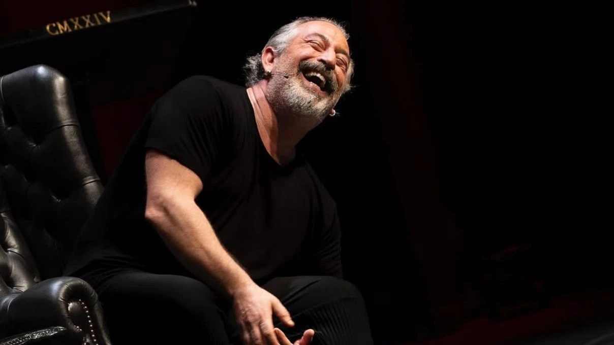 Cem Yılmaz dans şovuyla sosyal medyayı salladı! Ünlü komedyeni görenler şaşkına döndü 6 Cem Yılmaz dans şovuyla sosyal medyayı salladı! Ünlü komedyeni görenler şaşkına döndü