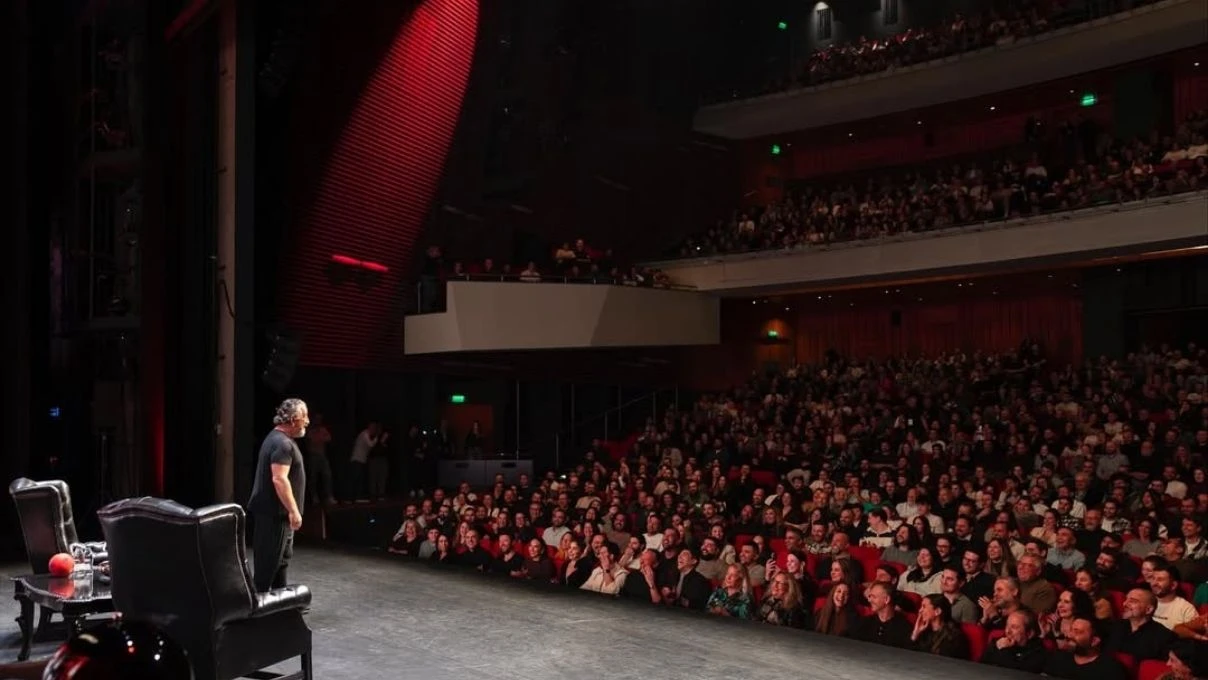 Cem Yılmaz dans şovuyla sosyal medyayı salladı! Ünlü komedyeni görenler şaşkına döndü 5 Cem Yılmaz dans şovuyla sosyal medyayı salladı! Ünlü komedyeni görenler şaşkına döndü