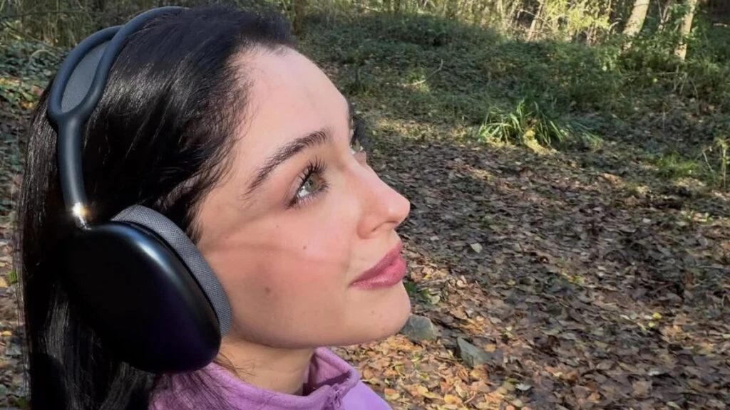 Cemre Baysel ve Cem Bolukbasinin romantik etkilesimi