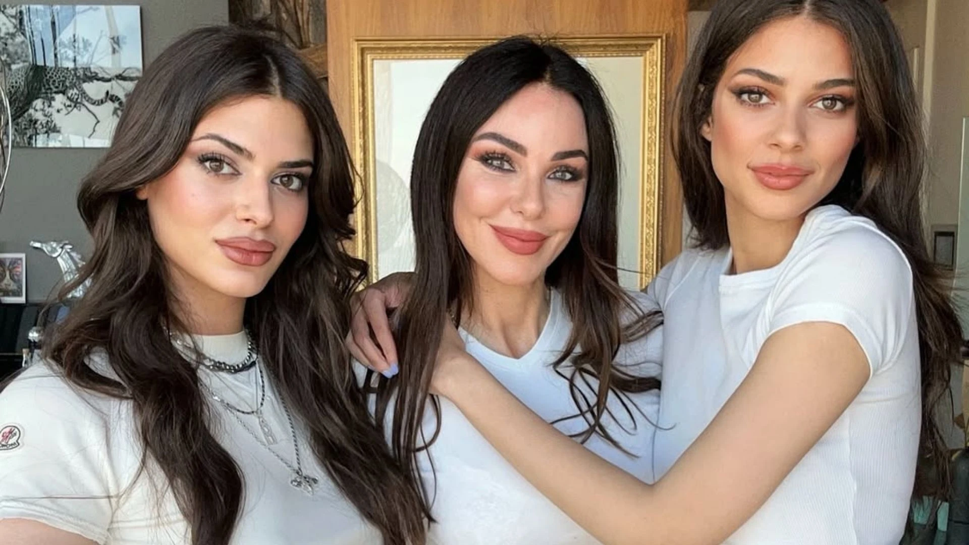 Defne Samyeliden kizlari Deren ve Derin Talu ile anneler gunu pozu verdi