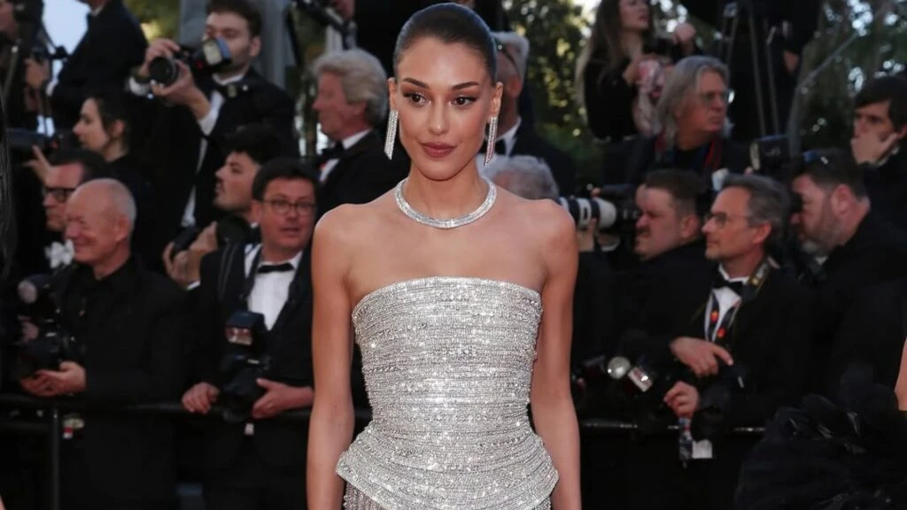 Dilan Cicek Deniz Cannes Film Festivalinin kirmizi halisinda boy gosterdi Ozgur Mansur elbisesiyle ovgu topladi