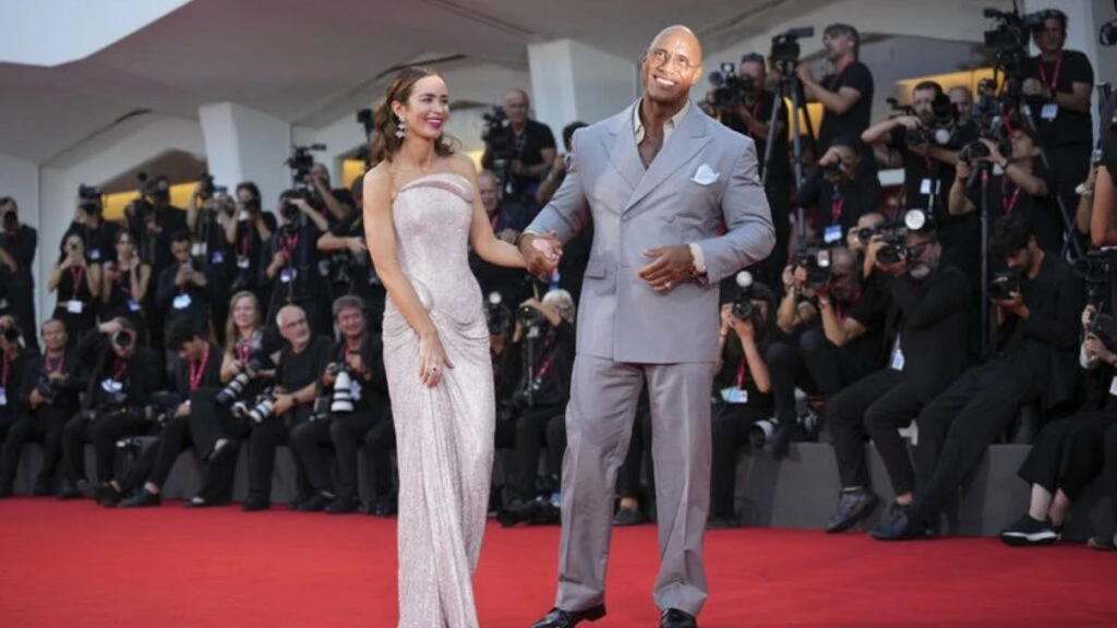 Dwayne Johnson Venedik’te duygusal anlar yaşadı! Dünyaca ünlü oyuncunun filmi 15 dakika boyunca alkışlandı