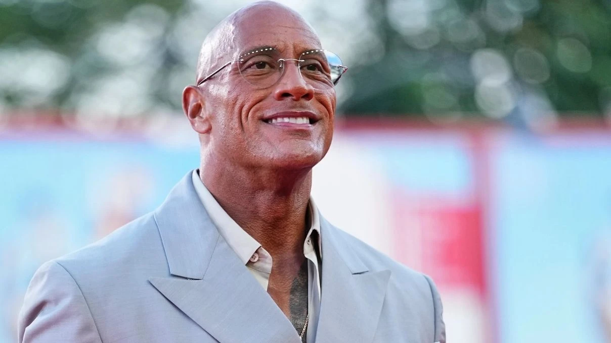 Dwayne Johnson Venedik’te duygusal anlar yaşadı! Dünyaca ünlü oyuncunun filmi 15 dakika boyunca alkışlandı 3 Dwayne Johnson Venedik’te duygusal anlar yaşadı! Dünyaca ünlü oyuncunun filmi 15 dakika boyunca alkışlandı