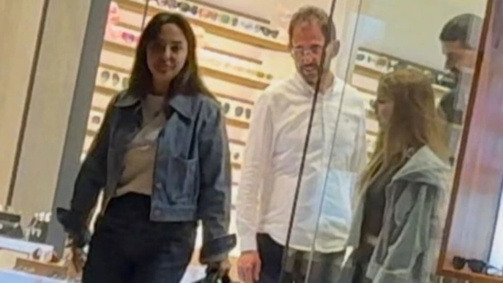 Ebru Gündeş eşi Murat Özdemir ve kızı Alara Zarrab ile alışveriş turunda görüntülendi!