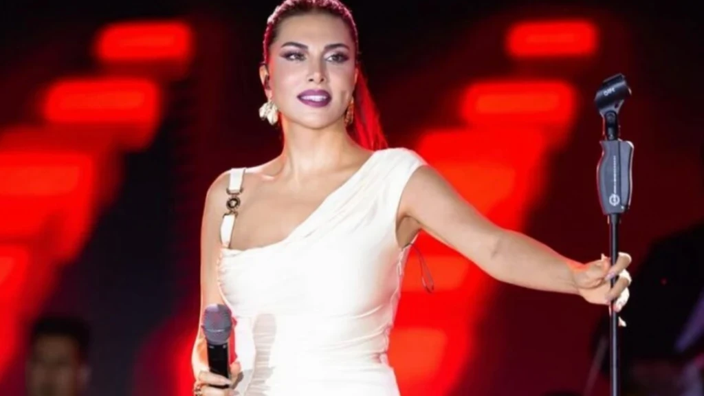 Ebru Yasarin ayagina giydigi terliklerin fiyati duyanlarin agzini acik birakti Uzerinde resmen servet tasiyor