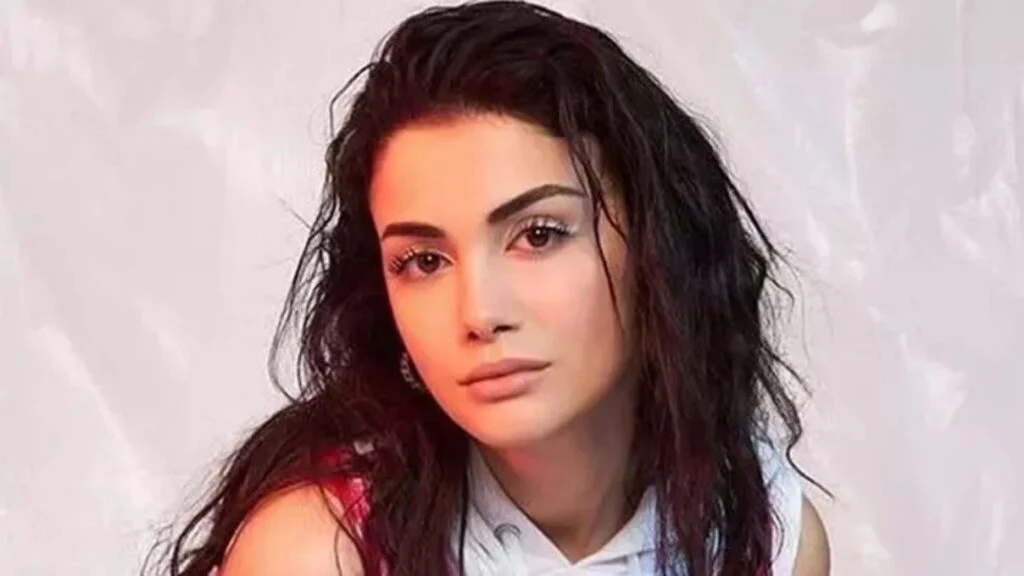 Ece Ronay eski esi Mehmet Bilire gonderme yapti Ezgi Gizemden cevap gecikmedi