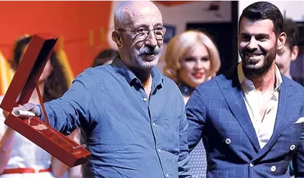 Şemsi İnkaya’dan Benim Adım Aylamaz setine veda! Usta oyuncuya ekipten alkış yağmuru 7 Ekran Resmi 2025 10 13 19.37.09