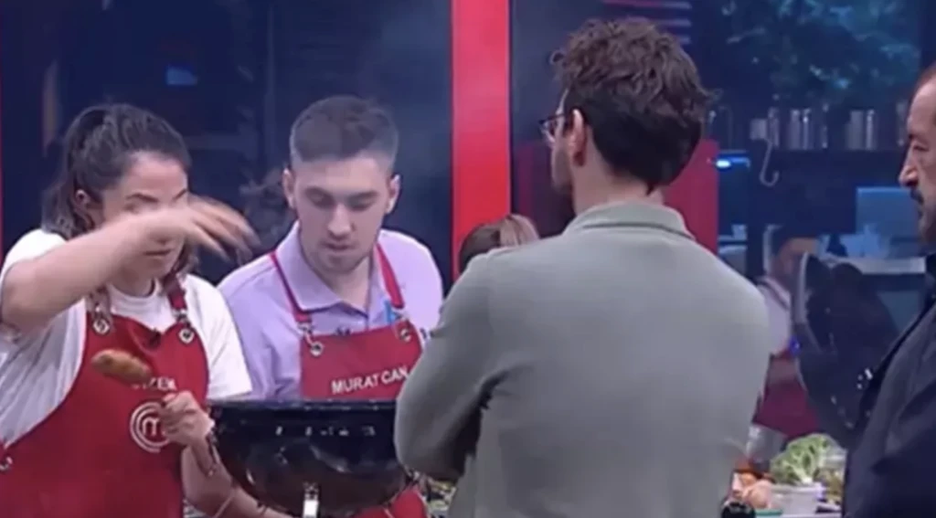 MasterChef'te herkesi güldüren anlar! Şefler de ne diyeceğini bilemedi, yarışmacının o hareketi stüdyoyu kırdı geçirdi 4 Ekran Resmi 2025 10 23 14.05.19