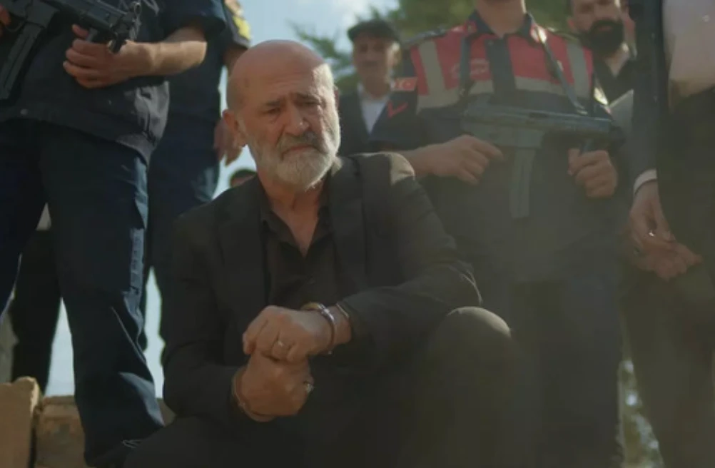 Uzak Şehir dizisinden hangi oyuncu ayrıldı? Kıyafet sahnesi sosyal medyanın gündeminden düşmedi 8 Ekran Resmi 2025 10 25 07.00.52