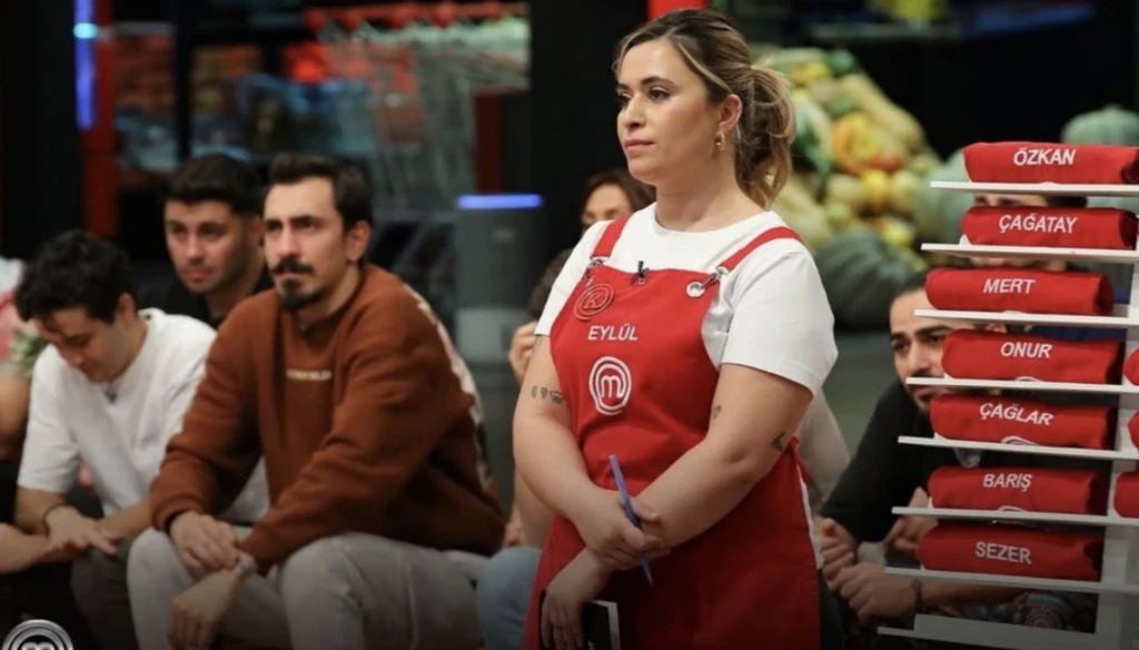 MasterChef’te herkesin konuştuğu yarışmacı! Eleme potasını unuttu, gözünü kupaya dikti! Şampiyonluğun en güçlü adayı bakın kimmiş 9 Ekran Resmi 2025 11 03 18.08.20 3