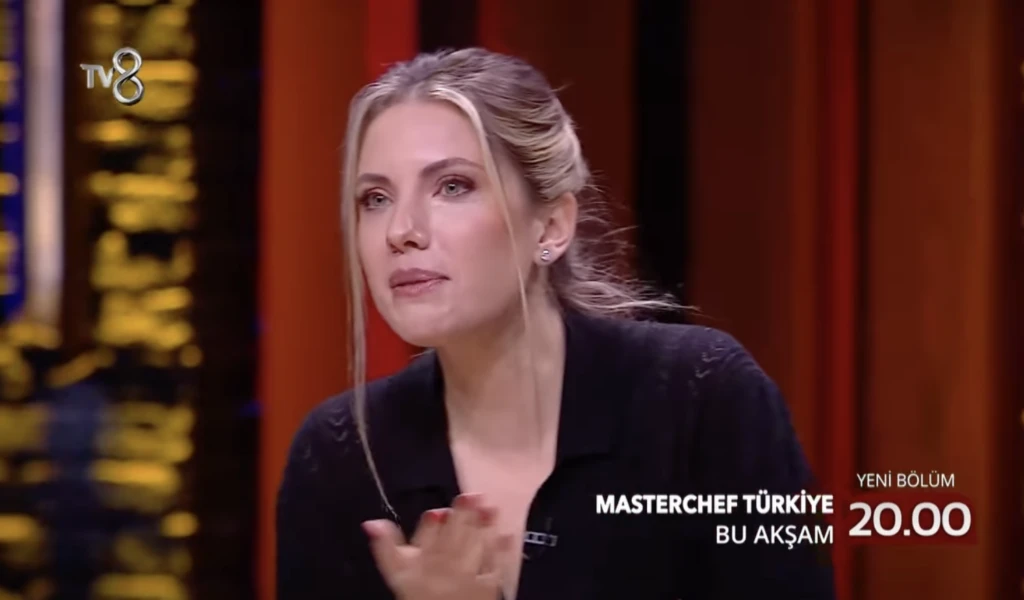 Eda Ece MasterChef mutfağına girdi sosyal medya karıştı! Güzelliğiyle şov yaptı yemek unutuldu 4 Ekran Resmi 2025 11 04 07.03.25
