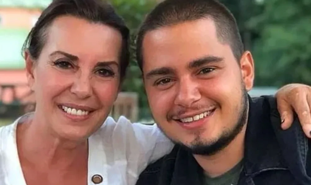 MasterChef 2025 konuğu Perihan Savaş'ın oğlu Savaş kimdir, ne iş yapıyor? Perihan Savaş'ın oğlu evli mi, babası kim? 5 Ekran Resmi 2025 11 04 08.58.17