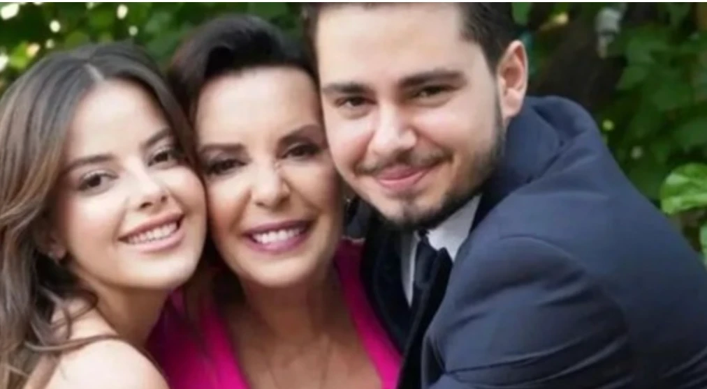 MasterChef 2025 konuğu Perihan Savaş'ın oğlu Savaş kimdir, ne iş yapıyor? Perihan Savaş'ın oğlu evli mi, babası kim? 6 Ekran Resmi 2025 11 04 08.58.24