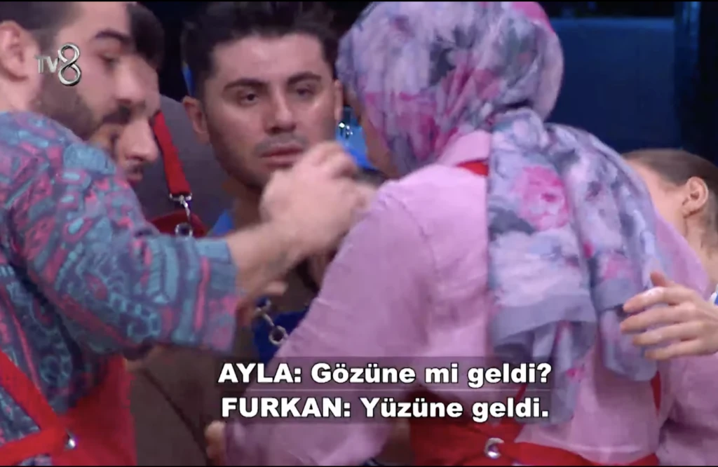 MasterChef 2025'te akıl almaz kaza! Sümeyye'nin yüzüne kestane patladı arkadaşları şok geçirdi 5 Ekran Resmi 2025 11 14 13.48.37