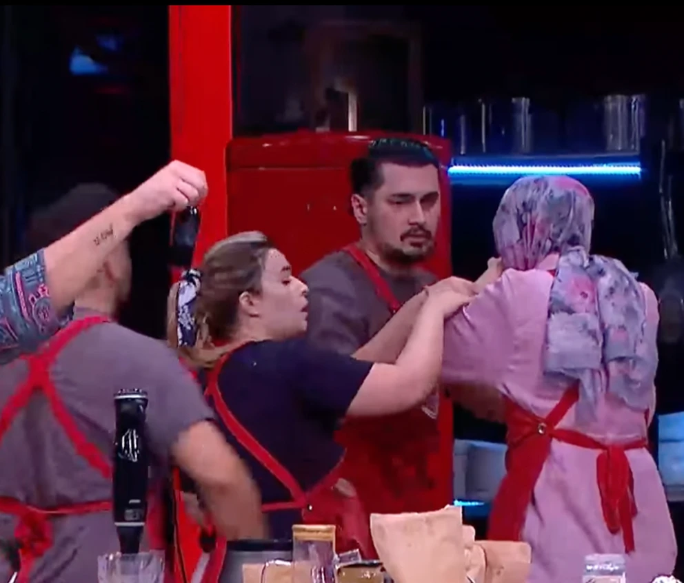 MasterChef 2025 Sümeyye Şahin yarışmadan ayrılıyor mu? Talihsiz kaza sonrası durumu merak ediliyor 4 Ekran Resmi 2025 11 14 14.03.31